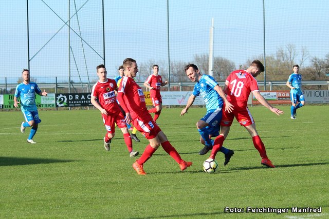 Pettenbach's Talic (mi.) holte für Pettenbach den Spielentscheidenden Strafstoß heraus.