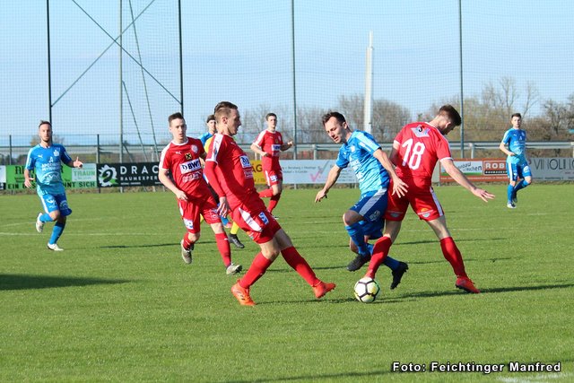 Pettenbach's Talic (mi.) holte für Pettenbach den Spielentscheidenden Strafstoß heraus. | Foto: Manfred Feichtinger