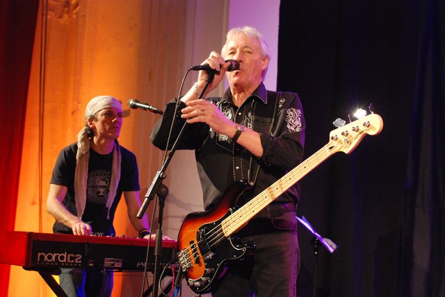 Nick Simper, Gründungsmitglied von Deep Purple, trat mit seinen "Nasty Habits" und den "Restless Bones" in der Bühne auf.