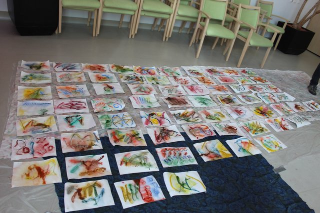 Kunstwerke der Seniorinnen und Senioren, sowie der Schülerinnen und Schüler | Foto: Birgit Messner