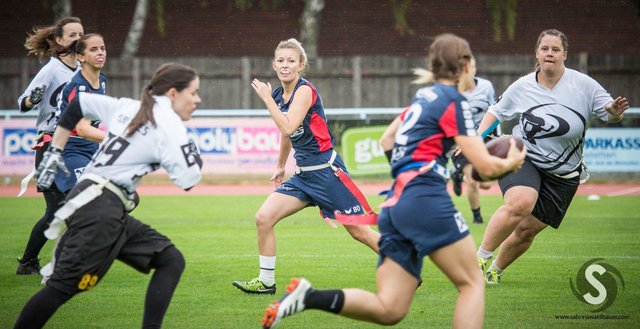 Lena Mayrhofer kann beim Football mit ihrer Schnelligkeit sowohl im Verein als auch beim Nationalteam punkten. | Foto: Sabrina Waldbauer