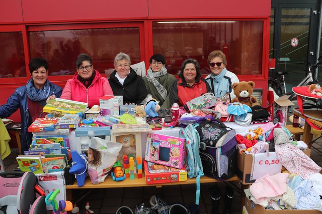 Auch die Vinzenzgemeinschaft Kalsdorf-Fernitz baute einen Stand für Kindersachen auf | Foto: Edith Ertl