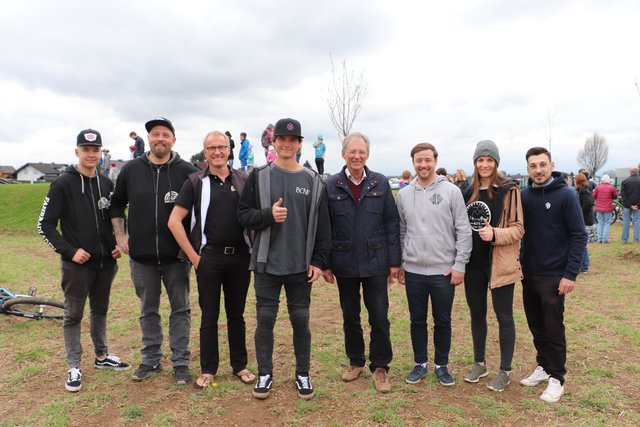 v.l.n.r.: Jan Tschaschl, Armin Heimburg, Karl Maier (alle Fahrradladen Fernitz), Dorian Macher, Bgm. Werner Kirchsteiger, Felix Reautschnig, Nina Wagner und Patrick Plieschnig (BrainyClothes). | Foto: Edith Ertl