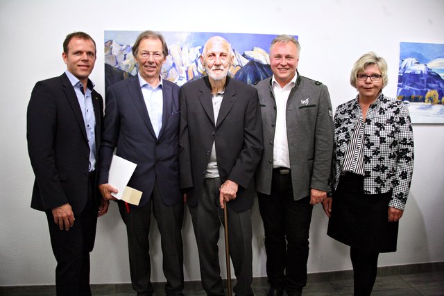 Prof. Elmar Kopp durfte sich über einen gelungenen Vernissageabend und zahlreiche Gäste freuen. v.l.n.r.: Christian Seiser, RLB Bankstellenleiter, Dr. Peter Baeck, Prof. Elmar Kopp, LA BGM Stefan Weirather, Andrea Schaller, Kulturreferat/Leitung Städtische Galerie Theodor von Hörmann.