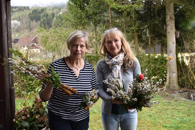 Monika Kuster (links) und Sophie Glantschnig (rechts) binden jedes Jahr kunstvoll Palmbuschen | Foto: Tanja Jesse (5)