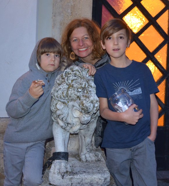 Almut Knaller, eingerahmt von Paco und Levi