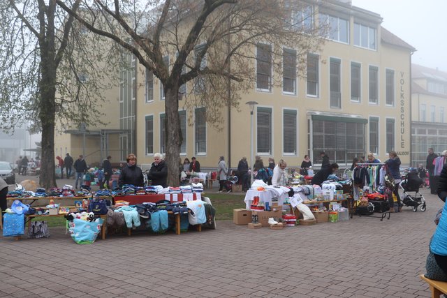 von der Kirche bis zum Billa reihten sich die Flohmarkttische | Foto: Edith Ertl