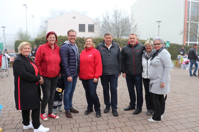 Werndorfs Bgm. Willi Rohrer besuchte den Flohmarkt in der Nachbargemeinde | Foto: Edith Ertl