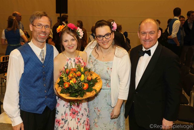 Kapellmeister Wolfgang Jakesch mit den Solisten Irene Spitzl und Wolfgang Gratschmaier. Bernadette Ertl aus Groß Schönau im Waldviertel auf Stippvisite beim Blasorchester Tullnerbach.