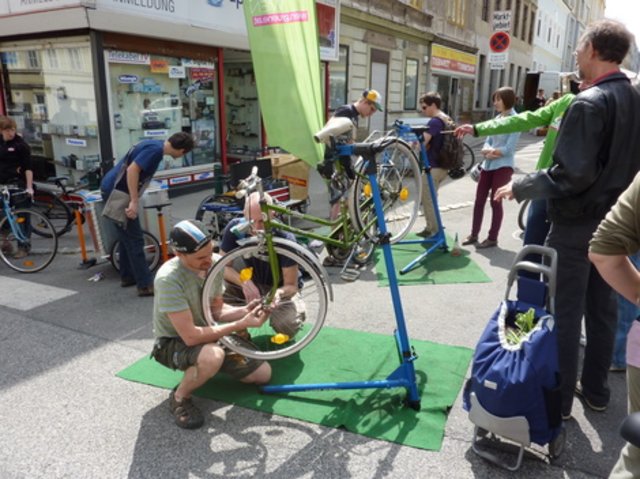 Kompetente Fahrradmechaniker checken die Fahrtauglichkeit der Drahtesel.