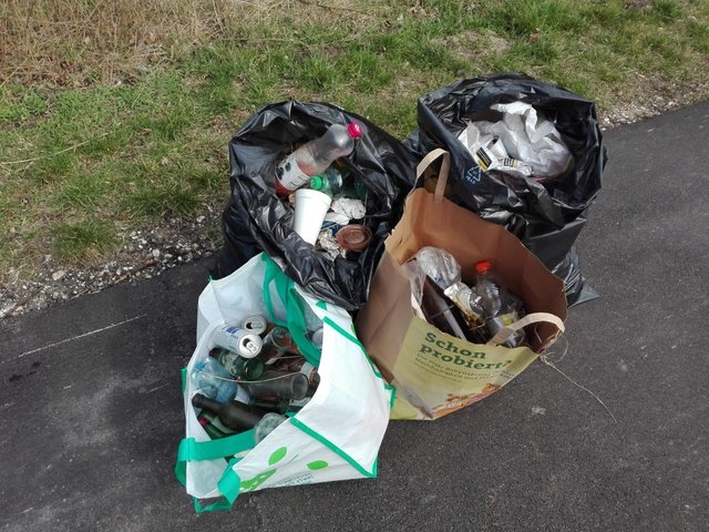 Vier volle Müllsäcke sind das Ergebnis der veschmutzten Grünfläche vor dem Schloss Neugebäude. | Foto: Losert