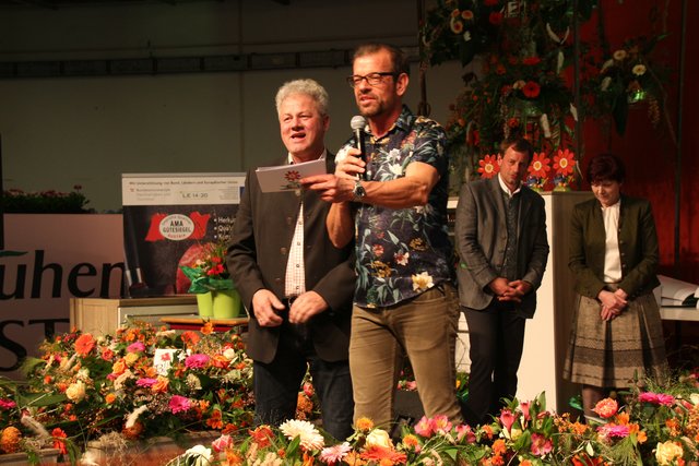 Verkündet mit Ploberger (rechts) den Sieger des "Schönsten Bauernhauses": Landwirtschaftskammer-Vizepräsident Karl Grabmayr. | Foto: mb