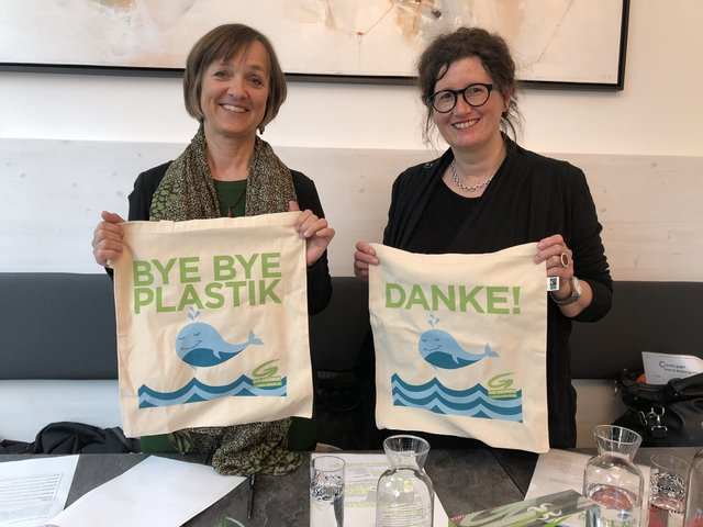 Grüne Initiative gegen das Mikroplastik: Dorothea Schumacher und Barbara Schramm-Skoficzm (r.).  | Foto: Perktold