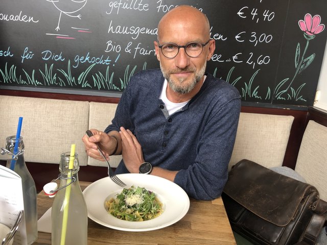 Speisen in urban-lockerer Atmosphäre: Fachlmeister Roland Huber genießt seine Steinpilz-Ravioli in Salbeibutter.