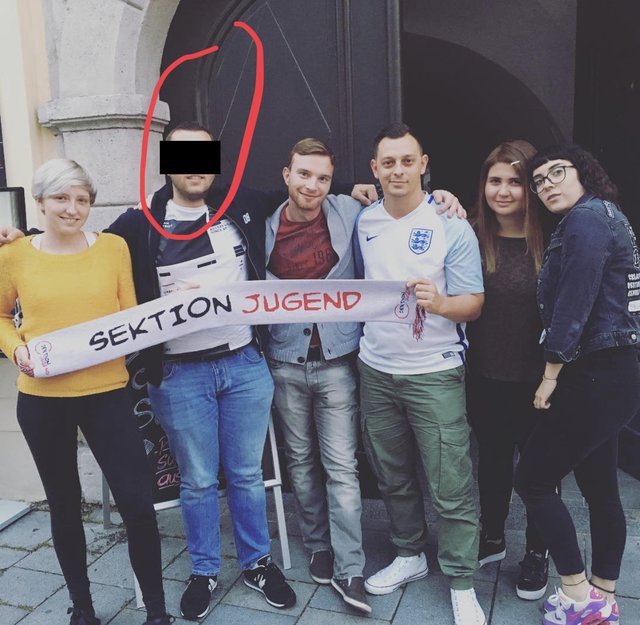 Die umstrittene Person (2.v.l.) mit den jungen Roten. Das Foto wurde den Bezirksblättern zugespielt, daher der rote Stift. 3.v.r.: Gernot Hoffmann. | Foto: Foto: SPÖ