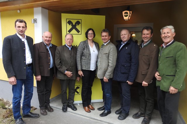 Beim Treffen der Bauernbund Altfunktionäre am 5. April 2019 freuten sich die am Foto stehenden Personen über die vielen Teilnehmer. V.l.: KO Peter Kettner, ÖR Josef Kaltenbrunner, Kom. Rat Erwin Haider, Bez. Bäuerin Viktoria Brandner, Päs. Franz Titschenbacher, Bgm. Fritz Stangl, KO Stvtr. Hans Zeiler, ÖR Josef Kowald.
 | Foto: KK
