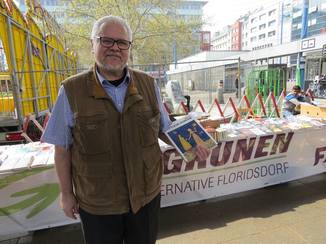 Hans Nimführ verkauft beim Bücherflohmarkt gespendete Bücher und sammelt für Sozialprojekte.