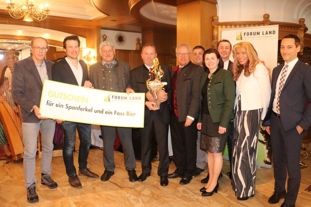 Freuen sich über den Forum Land Preis 2019 (vlnr.) die Geschäftsleitung der Fa. Gallzeiner Hannes Hauser mit Georg und Heinz Windisch, der Gallzeiner Bürgermeister Josef Brunner (hinter ihm einige Gemeinderäte), Forum-Land-Landesobmann NR Hermann Gahr mit seiner Stellvertreterin Ök.-Rätin DI Regina Norz und die Künstlerin Patricia Karg, sowie Alexander Smith von der Raiffeisen Landesbank.