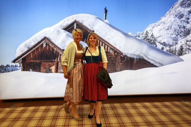Erfrischend: Eva Haselsteiner und Julia Wurm (beide SLTG) | Foto: Gottfried Maierhofer