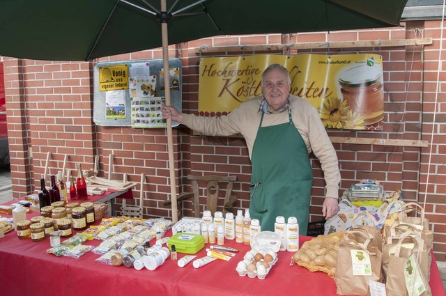 Honig-Produkte, wohin das Auge reicht. Am Rochusmarkt ist so manch gesunde Köstlichkeit zu finden.