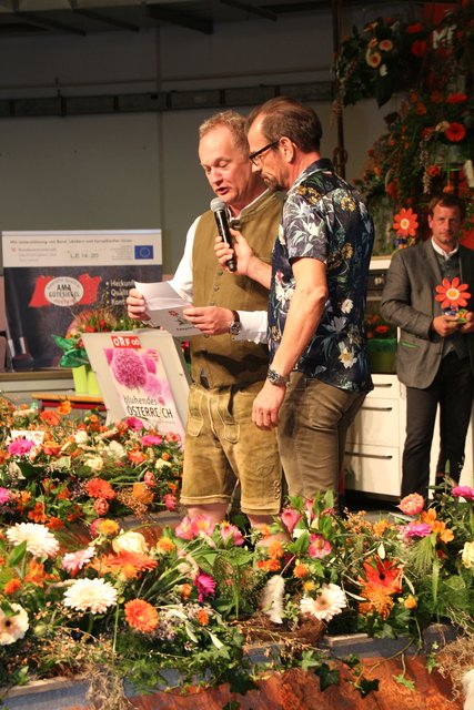 Messedirektor Robert Schneider (links) verkündet den sieger des "Schönsten Gartens". | Foto: mb