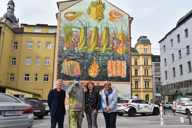 Stephan Bair (Geschäftsführer der Tyrolia), Künstler HNRX, LRin Beate Palfrader und Birgit Neu (Kulturabteilung, Stadt Innsbruck)  | Foto: Isser