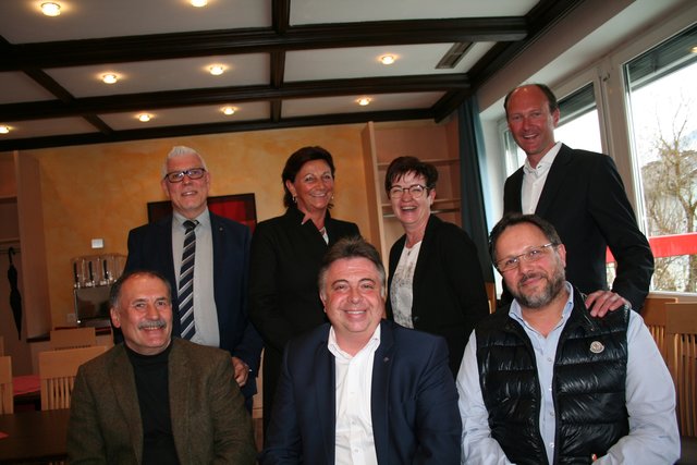 Vorne: Hans Thurnhofer, Peter Padourek und Karl Weber. Hinten: Alexander Radlwimmer, Salome Rattensberger, Anneliese Reitsamer und Christoph Berner. | Foto: Christa Nothdurfter