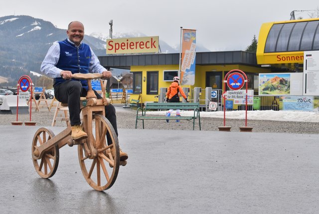 Sankt Michaels Tourismuschef Bernd Siorpaes ist hier unterwegs auf einem Holzrad. Bei der Tour de Mur, vom 20. bis 22. Juni 2019, wird er dann vermutlich auf einen technisch moderneren Drahtesel setzten.