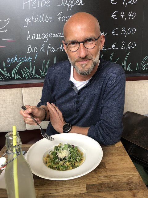 Speisen in urban-lockerer Atmosphäre: Fachlmeister Roland Huber genießt seine Steinpilz-Ravioli in Salbeibutter.