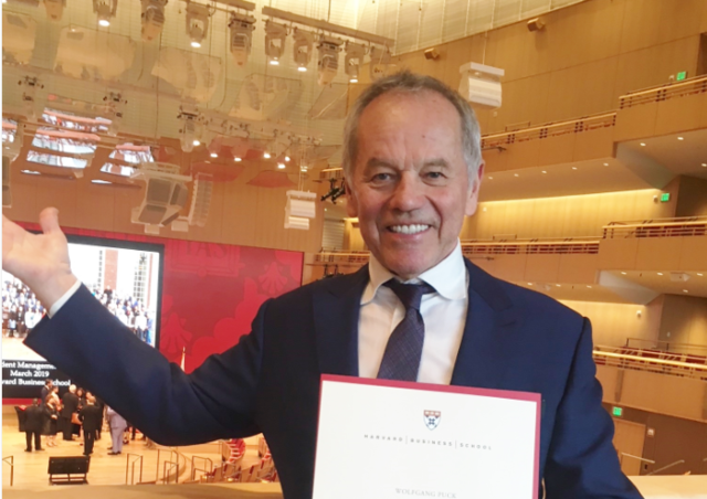 Der St. Veiter Starkoch Wolfgang Puck hat als 69-Jähriger die Harvard Business School in Bosten erfolgreich abgeschlossen