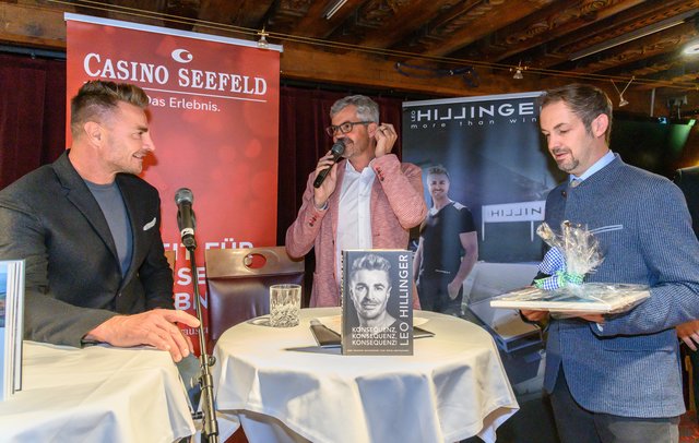 Stargast Leo Hillinger, Bgm. Werner Frießer und Michael Jank bei der Buchpräsentation im Casino Seefeld | Foto: Holzknecht
