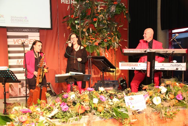 Sorgten für die Musik: "Voices And Music".