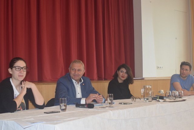 Am Podium waren unter anderem Julia Herr (SPÖ), Nemanja Damnjanovic (FPÖ), Nini Tsiklauri (Neos, r.) und David Stögmüller (Die Grünen). | Foto: Kirschbichler