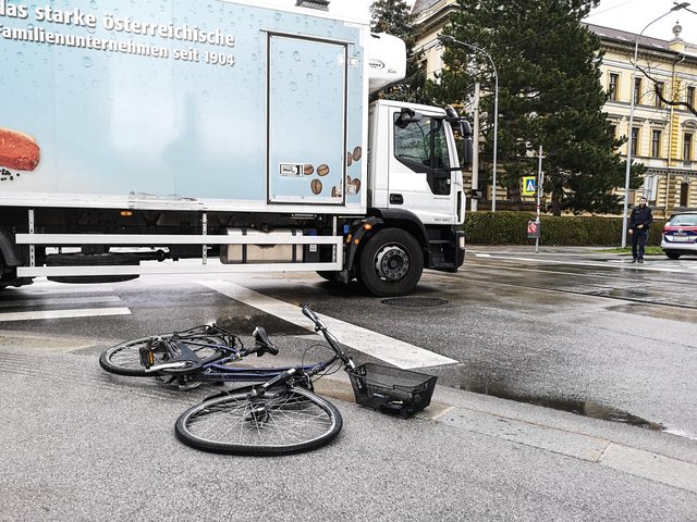 Eine Radfahrerin wurde von einem LKW angefahren.