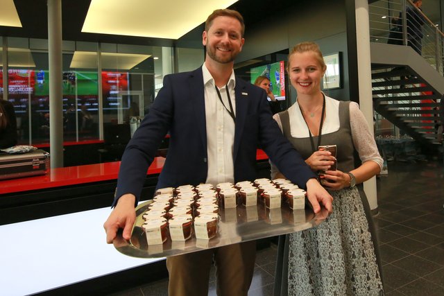 Michael Amon und Anna Neumayr von der Zell am See-Kaprun Tourismus GmbH. verteilten an die Stadionbesucher im VIP-Bereich Honig aus unserer Region. | Foto: Gottfried Maierhofer