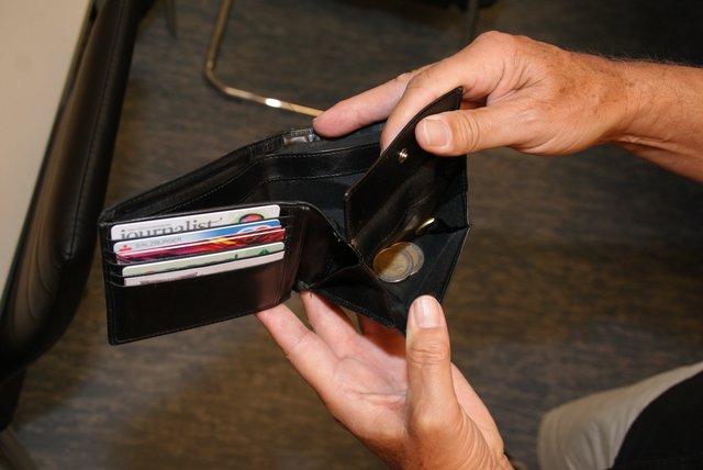 Die Frau soll dem 91-jährigen Bischofshofener 1.100 Euro gestohlen haben. | Foto: Symbolbild: BB-Archiv