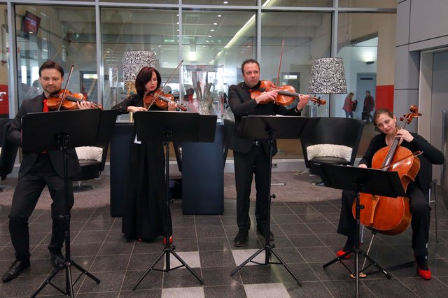 Mit dabei: Das Salzburger Quartett "Classic-Rocks" - hier im Eingangsbereich zu den VIP-Räumlichkeiten des Stadions. | Foto: Gottfried Maierhofer