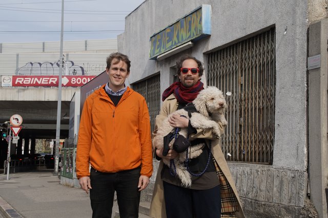 Ein Museum im ehemaligen Feuerwerk-Geschäftslokal wünschen sich Tomash Schoiswohl (l.) und Marcuse Hafner mit Hund Fridolin.