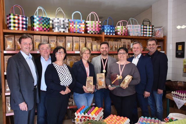 NR Dipl.-Ing. Nikolaus Berlakovich, KR Gerhard Pfneisl und Draßmarkts Bürgermeister Anton Wiedenhofer gratulieren dem Betrieb Werkovits zum Pasta Kaiser.