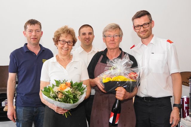Oberverwalter Josef „Sepperl“ Hahn, Kommandant-Stellvertreter Bernhard Letschka und Kommandant Franz Holzmann jun. bedankten sich ganz herzlich für 40 Jahre Hendl-Grillen bei Veronika und Franz Holzmann. | Foto: Higer
