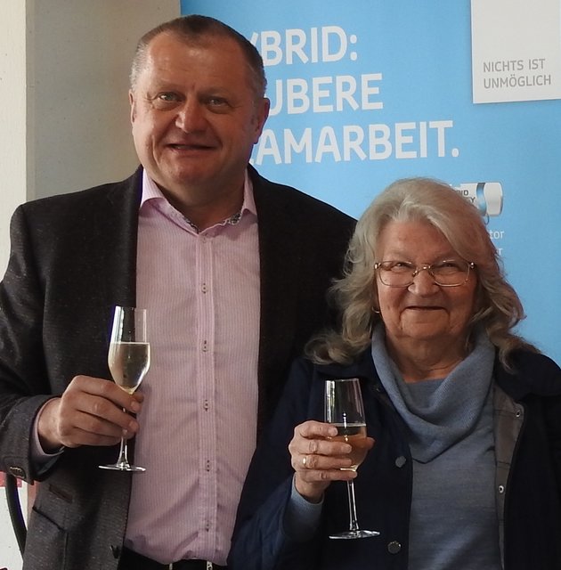 Ein Gläschen Sekt in Ehren: Harald Müller und Helga Muck. | Foto: © bme