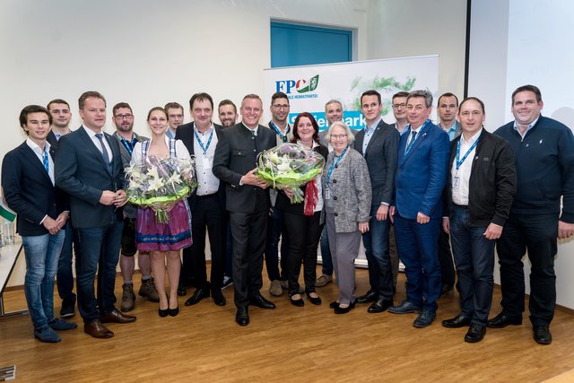 Der neu gewählte Bezirksvorstand der FPÖ im Kreis der Ehrengäste, an der Spitze Landesparteiobmann Mario Kunasek. | Foto: KK