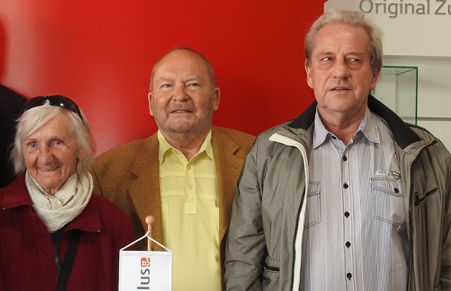 Urkunden und eine Toyota-Anstecknadel für langjährige Treue. | Foto: © bme
