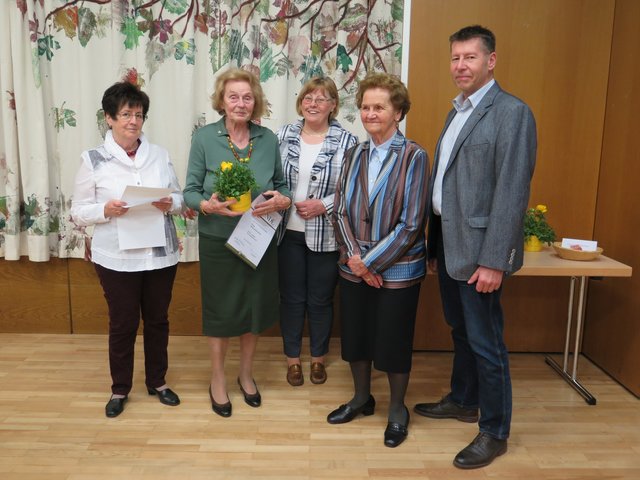 Im Bild von links: Seniorenbund-Obfrau Gemeinderätin Susanna Kemptner, die für langjährige Mitgliedschaft geehrte Frau Veronika Ries, Theresia Winerroither, die Ehrenvorsitzende Stefanie Burgstaller und Stadtrat Günther Plakolm.