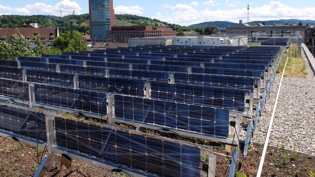 Testanlage welche helle Untergründe für bifaciale PV favorisiert | Foto: megasol