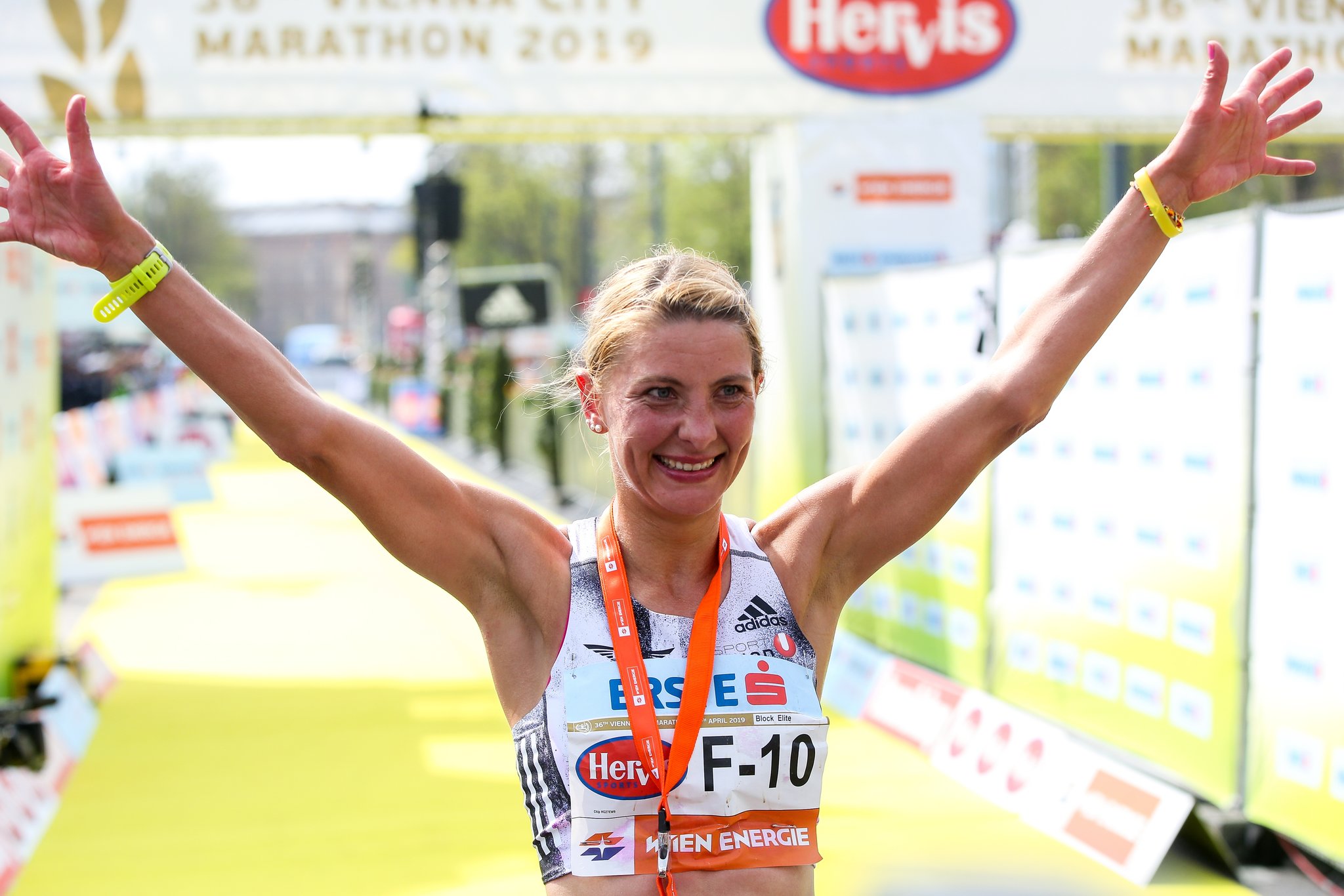 Eva Wutti jubelt nach WienMarathonBestzeit Graz