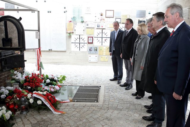 In der Gedenkstätte Gusen: NAbg. Michael Hammer, Bgm. Christian Aufreiter (Langenstein), Botschafterin Jolanta Roza Kozlowska, Präsident Stanislaw Kaczewski, Präsident Marek Kuchcinski und Landtagspräsident Viktor Sigl (v. links nach rechts). | Foto: Land OÖ/Daniel Kauder