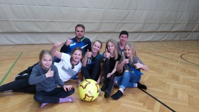 Martin Haas (h.l.) mit Kindern beim Sitzfußball spielen