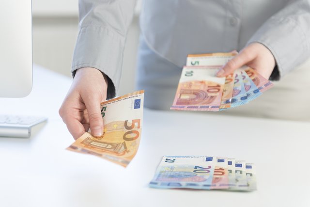 In Zeiten des Fachkräftemangels lohnt es sich beim Chef wegen einer Lohnerhöhung anzuklopfen. | Foto: MEV