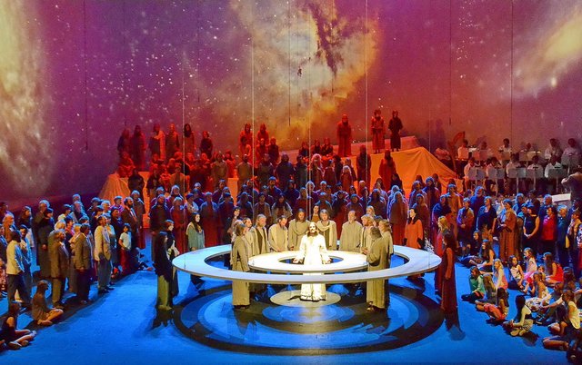 Die Volksproben für die Erler Passionsspiele sind gestartet: 270 Frauen, Männer und Kinder wirken bei den Aufführungen zusätzlich zu den Hauptdarstellern und dem Chor mit.
